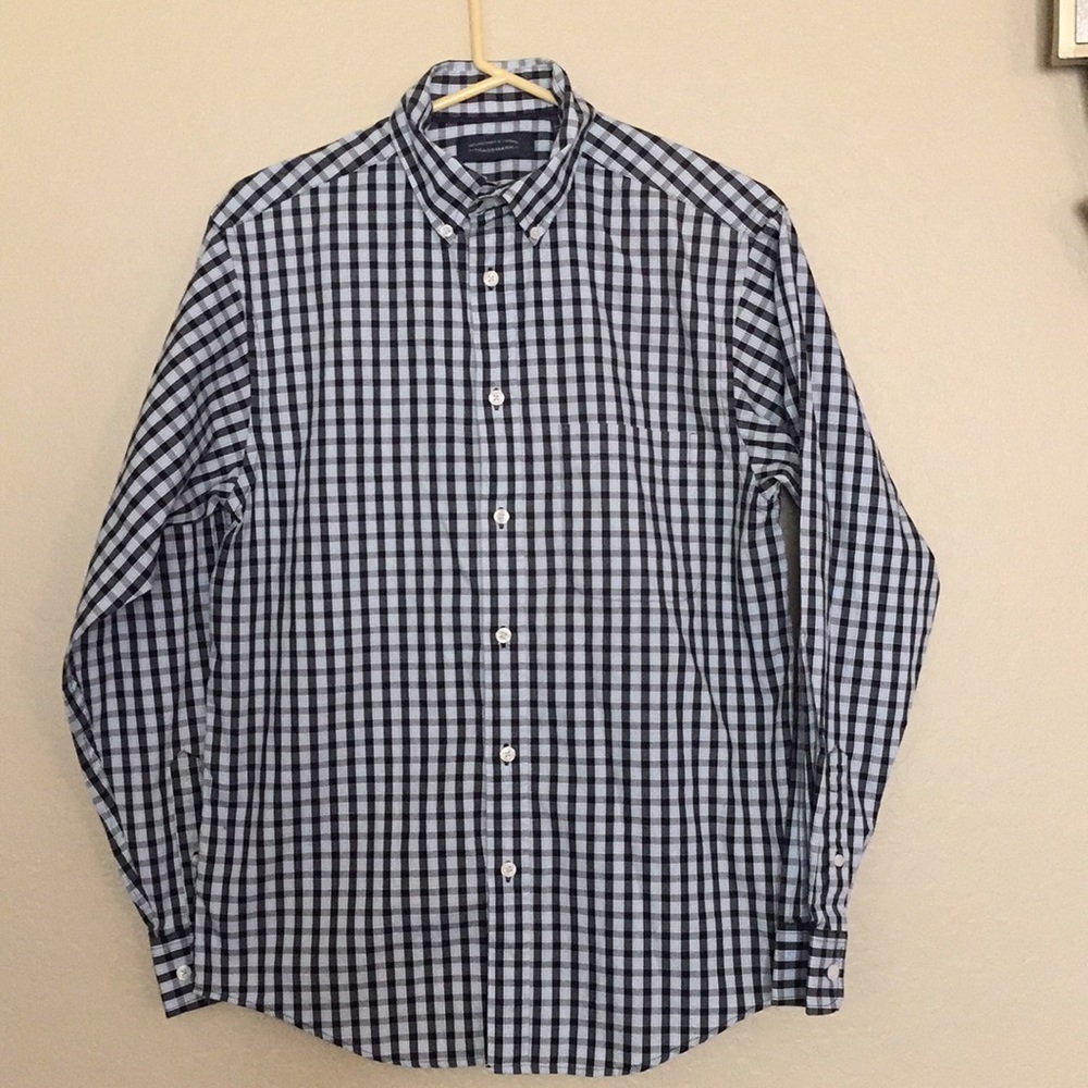 - Roundtree & York’s trademark plain men shirts size S